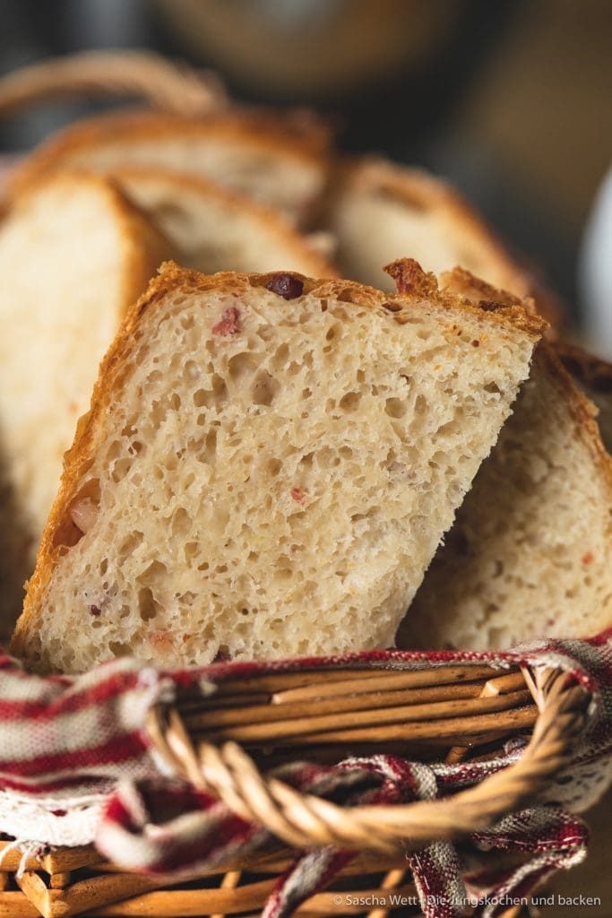 Sauerkraut Dinkelbrot Speck 9 | Letztes Wochenende hatten wir liebe Gäste bei uns zu Hause, mit denen wir gemeinsam gekocht und gebacken haben. Was wir eigentlich immer machen, wenn Besuch ansteht, ist irgendwas Leckeres vorzubereiten. Dann kann man direkt schonmal ein wenig futtern und kommt in die richtige Stimmung. Das war dieses Mal nicht anders und womit ihr als Appetizer nie falsch liegt, ist ein saftiges und fluffiges hausgemachtes Brot. Dazu gute Butter und 1-2 leckere Aufstriche, wie z.B. unser Hummus, und es kann nichts mehr schief gehen. Unser Sauerkraut - Dinkelbrot mit Speck hat unsere Gäste mehr als begeistert und auch ihr wart nach dem Bild in unserer Instastory ganz verrückt nach dem Rezept.