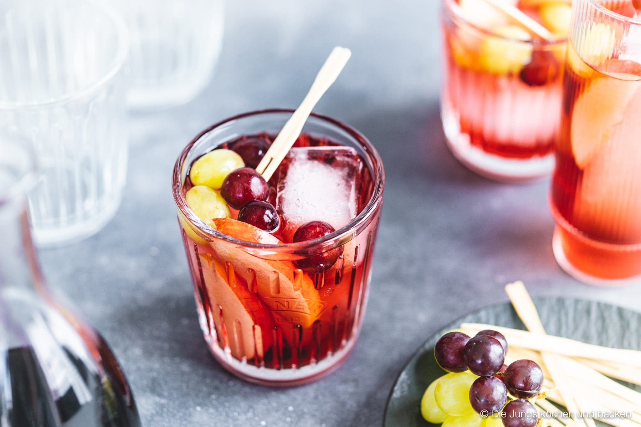 Apfel-Trauben-Bowle mit Ginger Ale