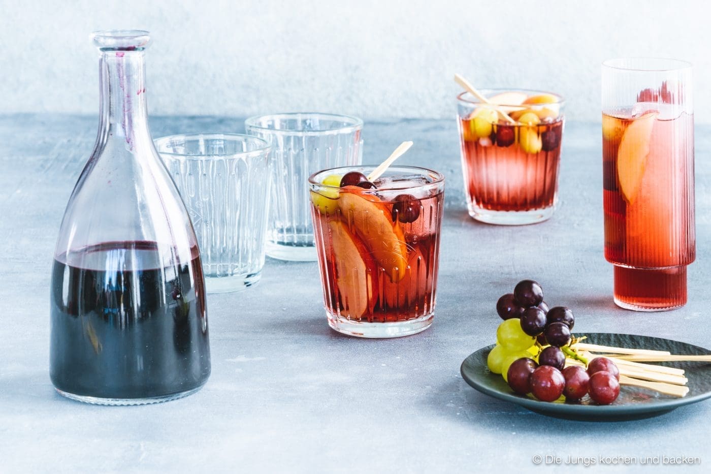 Apfel-Trauben-Bowle mit Ginger Ale 11 Bowle Saft 11 | Heute haben wir eine wunderbar fruchtige Bowle für euch dabei! Gerade an den warmen Tagen ist man doch für jede Abkühlung dankbar, oder? Aber warum irgendetwas trinken?! Eine erfrischende, alkoholfreie Bowle bringt euch perfekt durch den Tag. Deswegen solltet ihr unbedingt unsere Apfel-Trauben-Bowle mit Ginger Ale und Holunderbeere probieren.