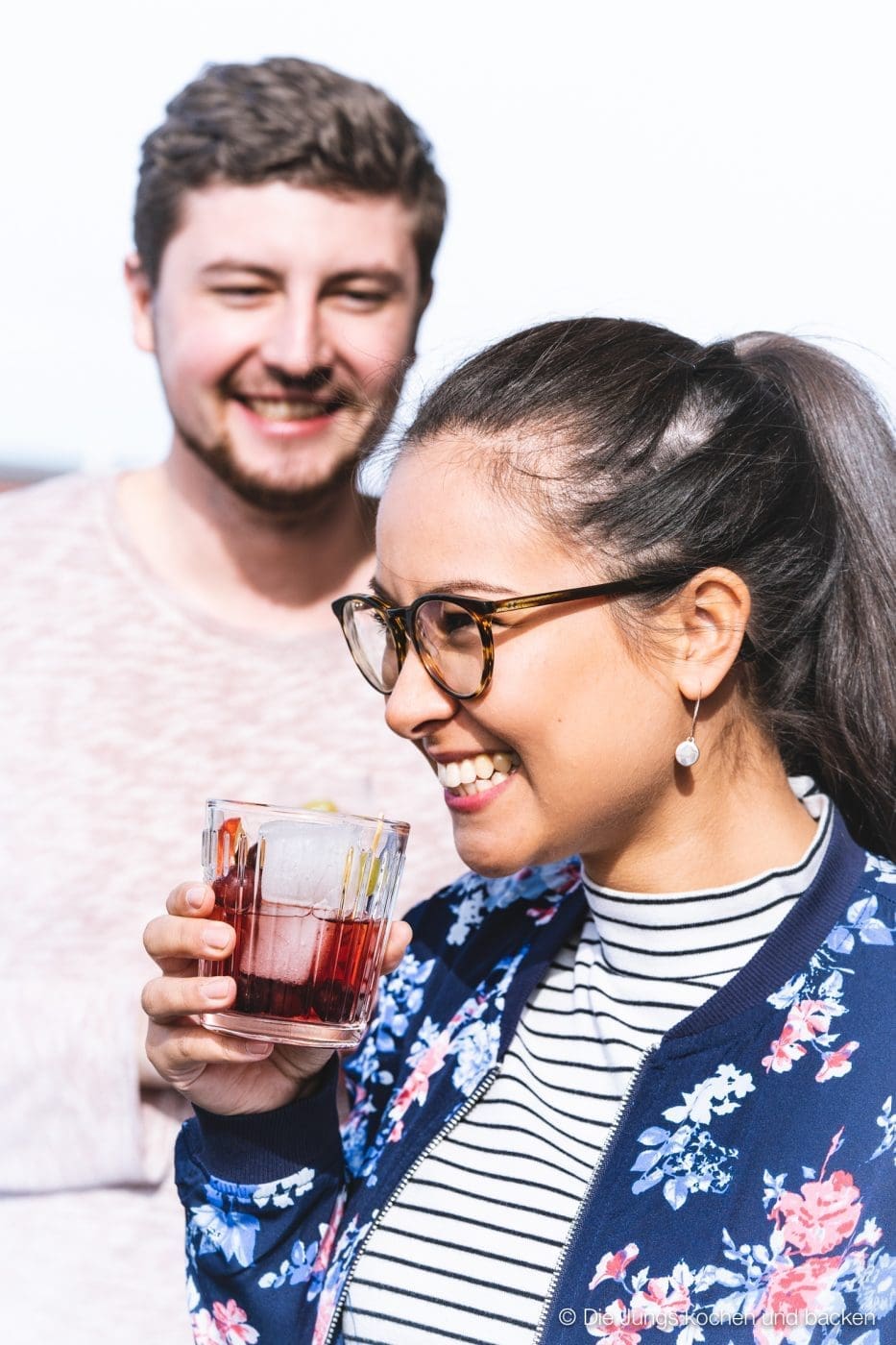 Bowle Saft 15 | Heute haben wir eine wunderbar fruchtige Bowle für euch dabei! Gerade an den warmen Tagen ist man doch für jede Abkühlung dankbar, oder? Aber warum irgendetwas trinken?! Eine erfrischende, alkoholfreie Bowle bringt euch perfekt durch den Tag. Deswegen solltet ihr unbedingt unsere Apfel-Trauben-Bowle mit Ginger Ale und Holunderbeere probieren.