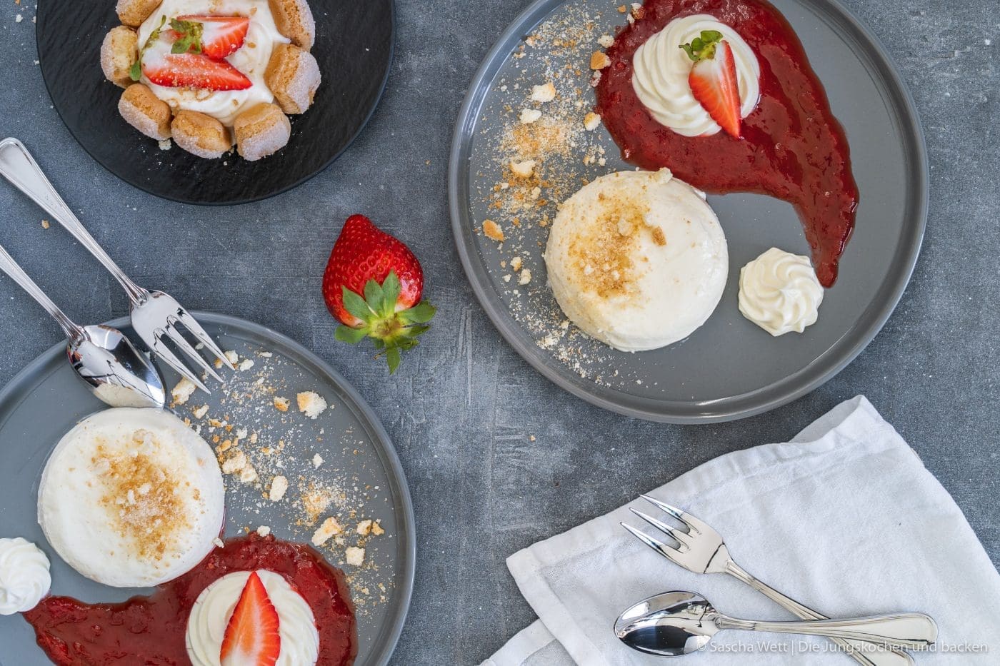 Cheesecake Törtchen 4 | Mögt ihr kleine Törtchen auch so sehr wie wir? Es wurde mal wieder höchste Zeit, ein schönes Törtchen für euch zu kreieren. Da kann man sich mal gemütlich zurücklehnen und dieses wundervolle Cheesecake-Törtchen mit Erdbeeren & Rhabarber voller Genuss verspeisen. Wir und unsere Freunde, waren auf jeden Fall mehr als happy, während und nachdem wir diesen Cheesecake-Traum gegessen hatten und wir sind uns sicher: Euch wird es genauso gehen.