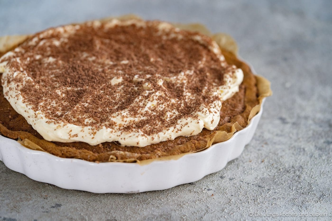 Cookie tarte eierlikör microplane 5 | Und weiter geht's mit unseren Ideen für euer Oster-Brunch. Nach den unverschämt guten Eggs Benedicts muss nun aber auch etwas Süßes auf den Tisch! An Ostern ist Eierlikör ein sehr gern gesehener Gast und auch bei unserem heutigen Rezept spielt er eine leckere Rolle. Wir haben eine wunderbare Sünde für die Ostertage gebacken, die ihr mit Sicherheit lieben werdet - eine Cookie-Tarte mit Tonkabohne & Eierlikör.