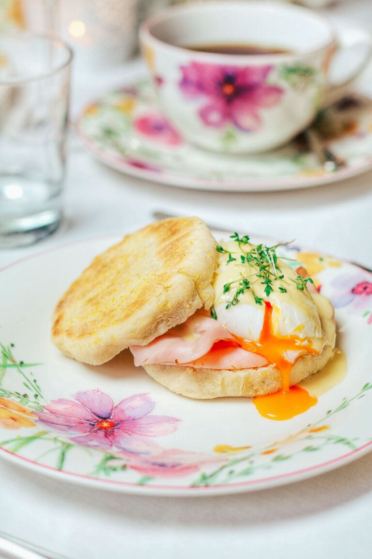 Eggs Benedict einfach selber machen – mit fluffigen English Muffins, Blitz-Hollandaise & perfekt pochierten Eiern. Ideal für Brunch & Frühstück!