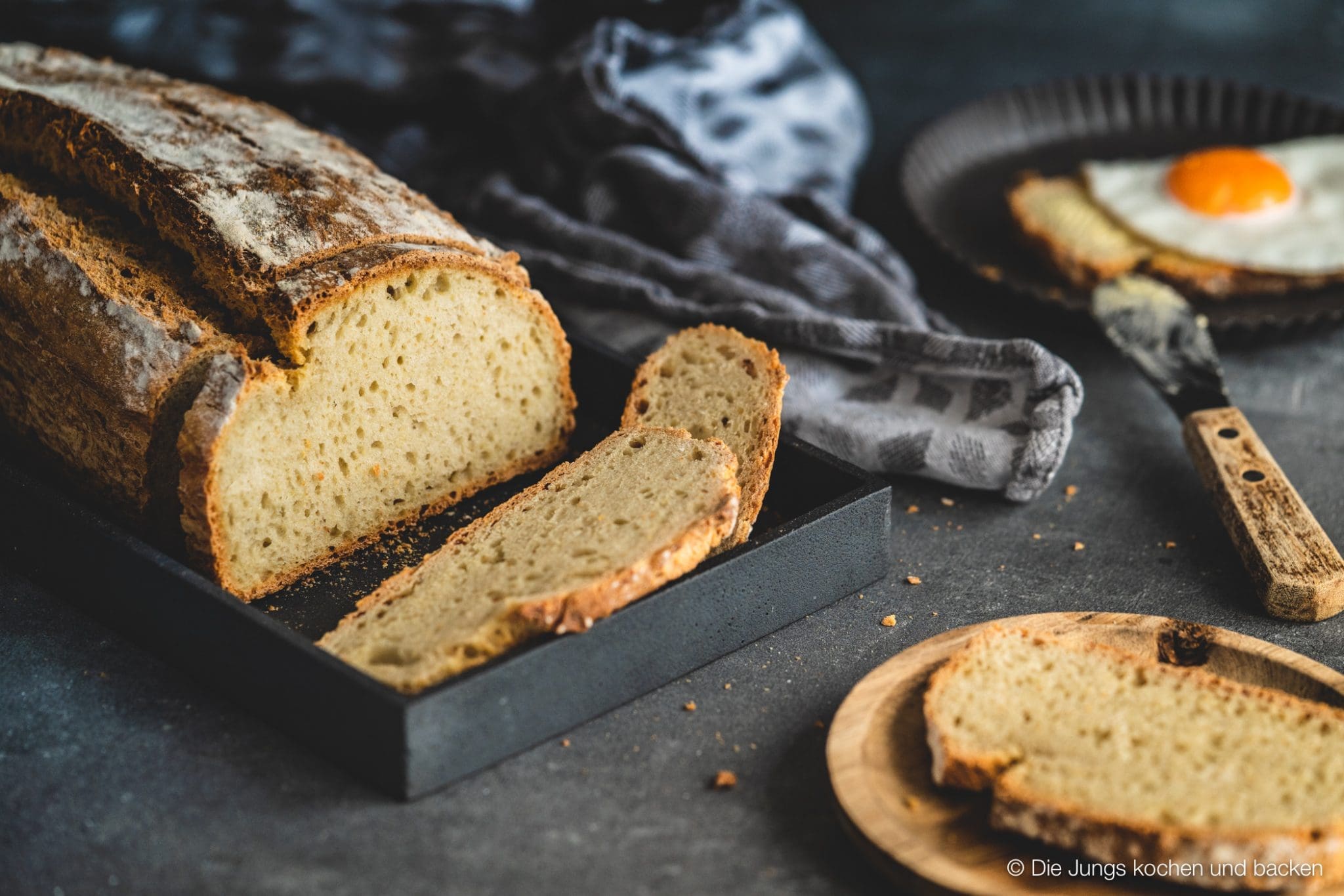 Kartoffelpuffert Kartoffelbrot 2 | Aber sei es drum Kartoffelpuffert ist ein Kartoffelbrot. Es wird aus Weizenmehl, gekochten und rohen Kartoffeln gebacken. Das Rezept stammt von der guten Tante Ida. Sie war - ich hoffe, ihre Familie ist mir da jetzt nicht böse - die so genannte Zeitung von Brüchermühle.