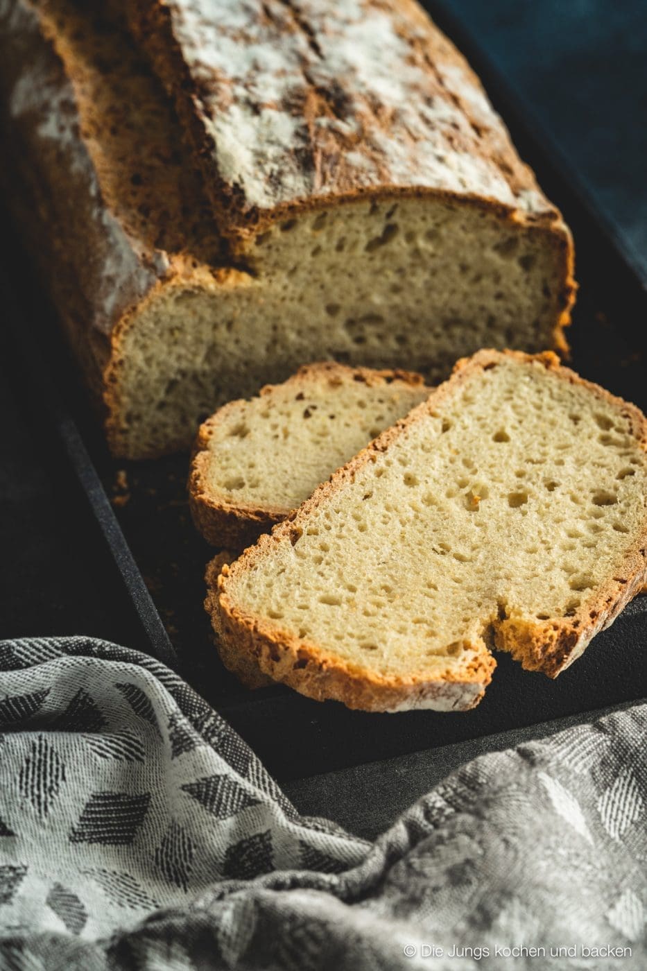 Kartoffelpuffert Kartoffelbrot 4 | Aber sei es drum Kartoffelpuffert ist ein Kartoffelbrot. Es wird aus Weizenmehl, gekochten und rohen Kartoffeln gebacken. Das Rezept stammt von der guten Tante Ida. Sie war - ich hoffe, ihre Familie ist mir da jetzt nicht böse - die so genannte Zeitung von Brüchermühle.