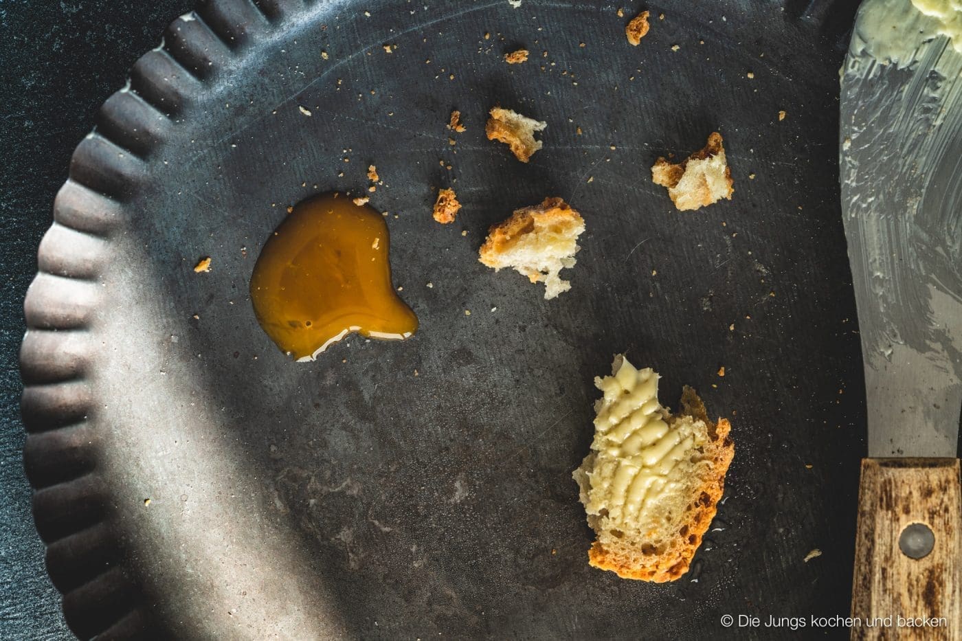 Kartoffelpuffert Kartoffelbrot 8 | Aber sei es drum Kartoffelpuffert ist ein Kartoffelbrot. Es wird aus Weizenmehl, gekochten und rohen Kartoffeln gebacken. Das Rezept stammt von der guten Tante Ida. Sie war - ich hoffe, ihre Familie ist mir da jetzt nicht böse - die so genannte Zeitung von Brüchermühle.