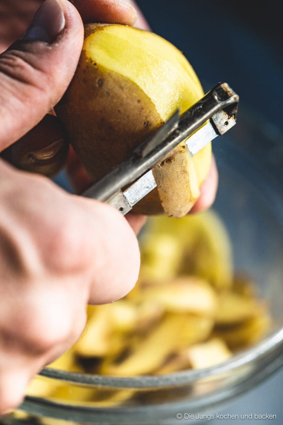 Kartoffelpuffert Kartoffelbrot 9 | Aber sei es drum Kartoffelpuffert ist ein Kartoffelbrot. Es wird aus Weizenmehl, gekochten und rohen Kartoffeln gebacken. Das Rezept stammt von der guten Tante Ida. Sie war - ich hoffe, ihre Familie ist mir da jetzt nicht böse - die so genannte Zeitung von Brüchermühle.