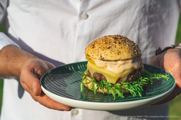 Cheeseburger mit gegrillter Ananas