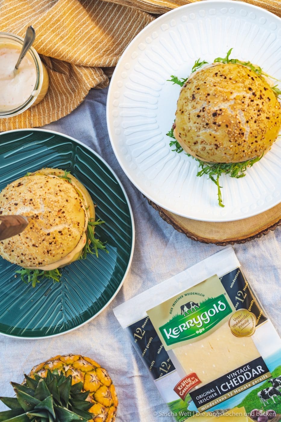 Vintage Cheddar Burger kerrygold 24 | Wir melden uns heute nach den erholsamen Ostertagen wieder mit einem neuen Rezept zurück. Denn auch wenn ihr bestimmt alle mit euren Familien und euren Freunden ein paar leckere Tage verbracht habt, wollen wir euch gleich wieder neue Ideen für danach mit auf den Weg geben. Und dieses Mal auch gleich mit einem yummy Cheeseburger, den wir am Ostersamstag bei den Eltern von Sascha gegrillt haben. Aber nicht einfach irgendein Cheeseburger - ein Cheeseburger mit gegrillter Ananas und Vintage Cheddar!