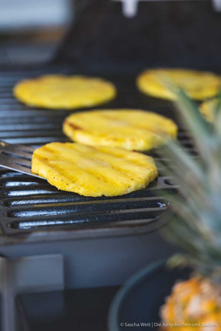 Vintage Cheddar Burger kerrygold 8 | Wir melden uns heute nach den erholsamen Ostertagen wieder mit einem neuen Rezept zurück. Denn auch wenn ihr bestimmt alle mit euren Familien und euren Freunden ein paar leckere Tage verbracht habt, wollen wir euch gleich wieder neue Ideen für danach mit auf den Weg geben. Und dieses Mal auch gleich mit einem yummy Cheeseburger, den wir am Ostersamstag bei den Eltern von Sascha gegrillt haben. Aber nicht einfach irgendein Cheeseburger - ein Cheeseburger mit gegrillter Ananas und Vintage Cheddar!