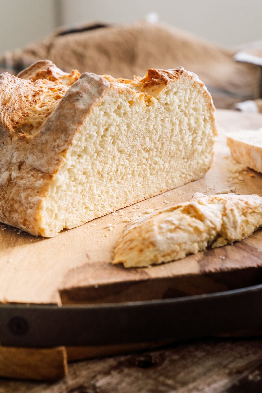 Schnelles Quarkbrot ohne Hefe | Einfaches Brot mit nur 4 Zutaten 8 klein Quarkbrot 25 5 1 | Dieses schnelle Quarkbrot ist der perfekte Begleiter für den Alltag. Ohne Hefe, ohne Gehzeit und mit wenigen Zutaten zauberst du ein saftiges, aromatisches Brot in kürzester Zeit!