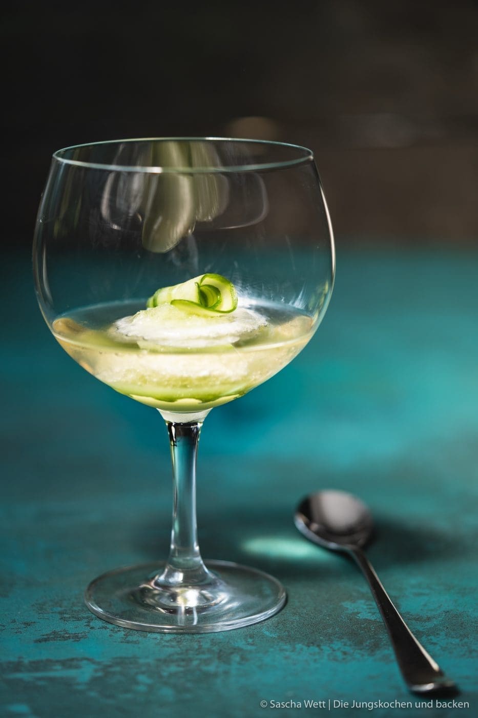Gurken-Gin-Sorbet mit Tonic 5 Gurkensorbet Gin Tonix Zwiesel Glas 7 | Unser heutiges Rezept, das wir euch unbedingt zeigen wollen, passt perfekt in jede Jahreszeit. Denn letztlich kann man hin und wieder eine kleine Abkühlung vertragen. Und wenn man unser Gurken-Gin-Sorbet, das wir mit Tonic angießen, auch gut als Dessert verspeisen kann, ist es auch der perfekte Starter für eure nächste Grillparty. Und wer kann auf einen leckeren Gin-Tonic schon verzichten? Wir nicht!