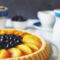 Oma Lores Obstboden Rezept | Der Klassiker für eure Kaffeetafel 4 Oma Lores Obstboden Rezept mit Pfirsich und frischen Beeren