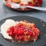 Rhabarber Crumble auf kleinem Teller