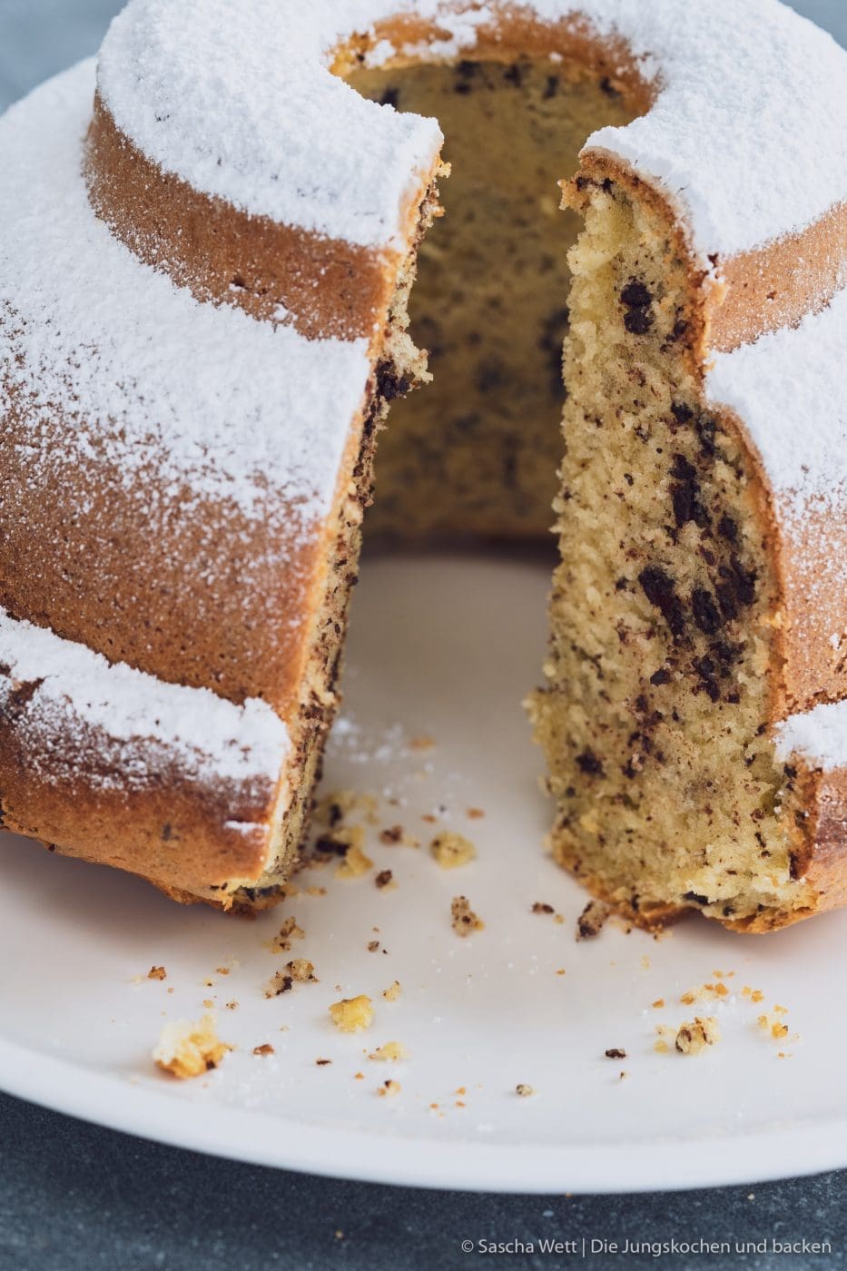 Schoko-Drop Gugelhupf 11 VB Rührkuchen Clever Baking Schokodrop Gugel 9 | Heute ist es mal wieder soweit und das erste Food.Blog.Meet. steht für dieses Jahr an. Unser Event findet in Krefeld in der Metro statt und wir widmen uns voll und ganz einem Thema - dem BACKEN! Da sind wir definitiv in unserem Element und wir sind extrem gespannt, was heute so alles aus dem Ofen wandert. Mit dabei ist ein Partner, der uns so lange begleitet, wie kaum ein anderer. Nämlich Villeroy & Boch. Meine Mama hat ganze Sammlungen davon und die Leidenschaft ist wohl irgendwie auf mich übergeschwappt. Da es auch geniales Backzubehör des Mettlacher Traditionsunternehmens gibt, möchten wir euch heute einen Schoko-Drop Gugelhupf aus unserer neuen Lieblingsbackform zeigen.