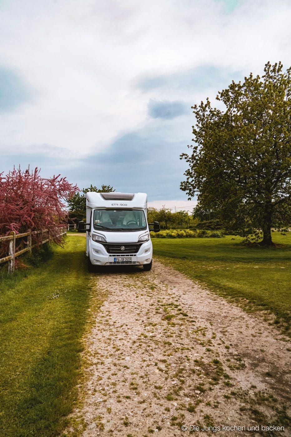 Wohnmobil Etrusco Bretagne 232 | Heute haben wir einen besonderen Reisebericht für euch, denn wir hatten eine absolute Premiere: Reisen mit einem Wohnmobil! 5 Tage lang waren wir unterwegs und unser Ziel war die wunderschöne Smaragdküste in der Bretagne. Hier haben wir es uns kulinarisch richtig gut gehen lassen, tolle Eindrücke gesammelt und vor allem unser schickes Gefährt von Etrusco ausgiebig testen können. In diesem Beitrag nehmen wir euch mit auf unsere Tour: Von unseren persönlichen Highlights, den besten Stellplätzen bis hin zu den unverzichtbaren Genüssen, die die Bretagne zu bieten hat. Also, schnall dich an – los geht’s!