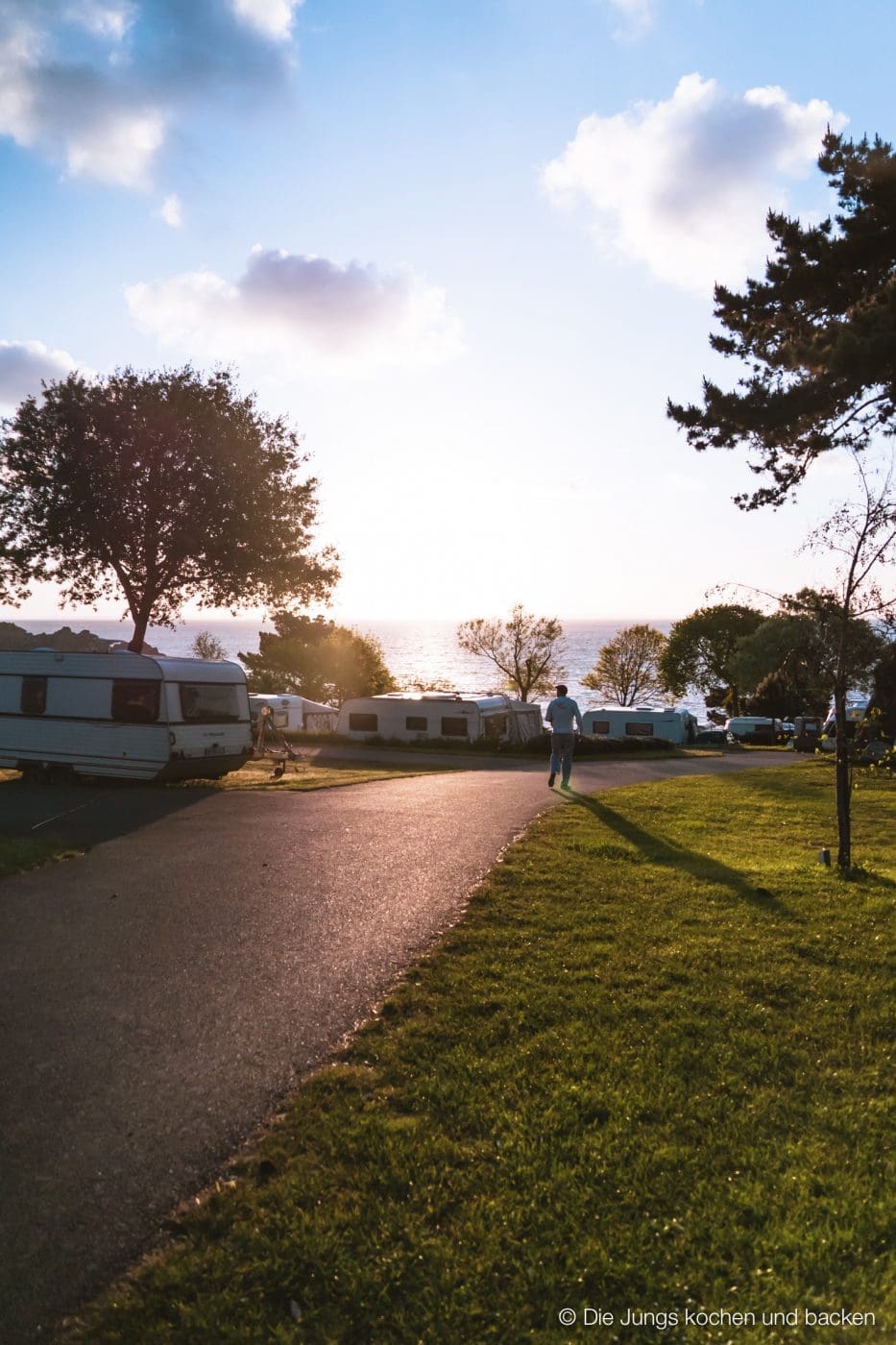 Wohnmobil Etrusco Bretagne 65 | Heute haben wir einen besonderen Reisebericht für euch, denn wir hatten eine absolute Premiere: Reisen mit einem Wohnmobil! 5 Tage lang waren wir unterwegs und unser Ziel war die wunderschöne Smaragdküste in der Bretagne. Hier haben wir es uns kulinarisch richtig gut gehen lassen, tolle Eindrücke gesammelt und vor allem unser schickes Gefährt von Etrusco ausgiebig testen können. In diesem Beitrag nehmen wir euch mit auf unsere Tour: Von unseren persönlichen Highlights, den besten Stellplätzen bis hin zu den unverzichtbaren Genüssen, die die Bretagne zu bieten hat. Also, schnall dich an – los geht’s!