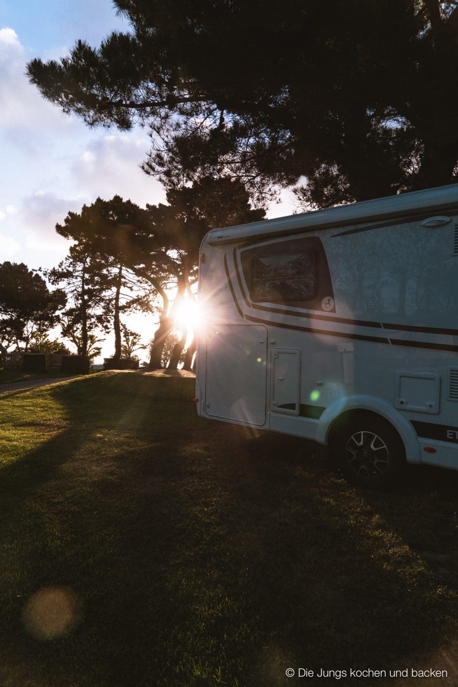 Wohnmobil Etrusco Bretagne 72 | Heute haben wir einen besonderen Reisebericht für euch, denn wir hatten eine absolute Premiere: Reisen mit einem Wohnmobil! 5 Tage lang waren wir unterwegs und unser Ziel war die wunderschöne Smaragdküste in der Bretagne. Hier haben wir es uns kulinarisch richtig gut gehen lassen, tolle Eindrücke gesammelt und vor allem unser schickes Gefährt von Etrusco ausgiebig testen können. In diesem Beitrag nehmen wir euch mit auf unsere Tour: Von unseren persönlichen Highlights, den besten Stellplätzen bis hin zu den unverzichtbaren Genüssen, die die Bretagne zu bieten hat. Also, schnall dich an – los geht’s!