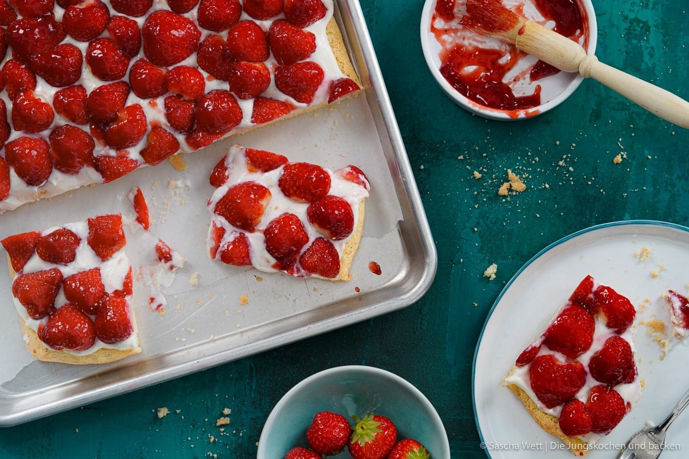 Erdbeer Blechkuchen 1 | Schon seit langer Zeit haben wir kein neues Grundrezept mehr auf den Blog gebracht. Und dabei gibt es doch so viele davon. Also haben wir uns überlegt, heute eines vorzustellen, das schon so einigen Kopfschmerzen bereitet und uns ganz viele Nachfragen beschert hat. Der Biskuitteig.