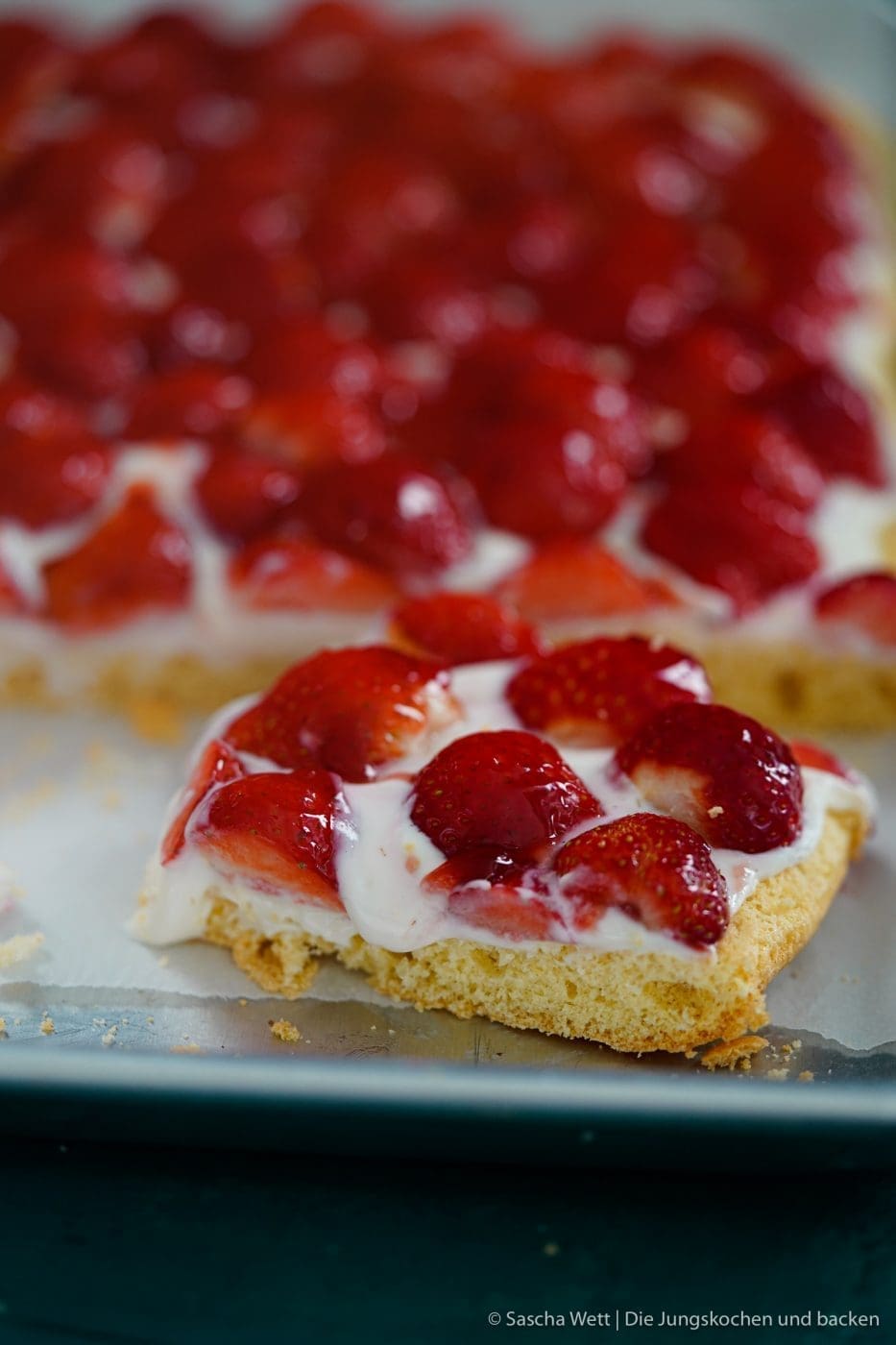 Erdbeer Blechkuchen 5 | Es gibt 2 Früchte, die zur selben Zeit Saison haben, die wir beide super gerne verarbeiten und essen und die auch noch perfekt zusammen passen. Heute ist es zwar nicht der Rhabarber, den wir auf dem Schirm haben, sondern die Erdbeere. Findet ihr nicht auch, dass diese Zeit des Jahres einfach die allerbeste ist, weil ein Erdbeerkuchen oder auch ein Rhabarberkuchen sowas von erfrischend ist, dass man fast jede andere Frucht einfach stehen lassen könnte?! Und dabei gibt es auch noch Millionen Möglichkeiten, die leckeren Früchte zu verarbeiten - da sind der Fantasie keine Grenzen gesetzt.