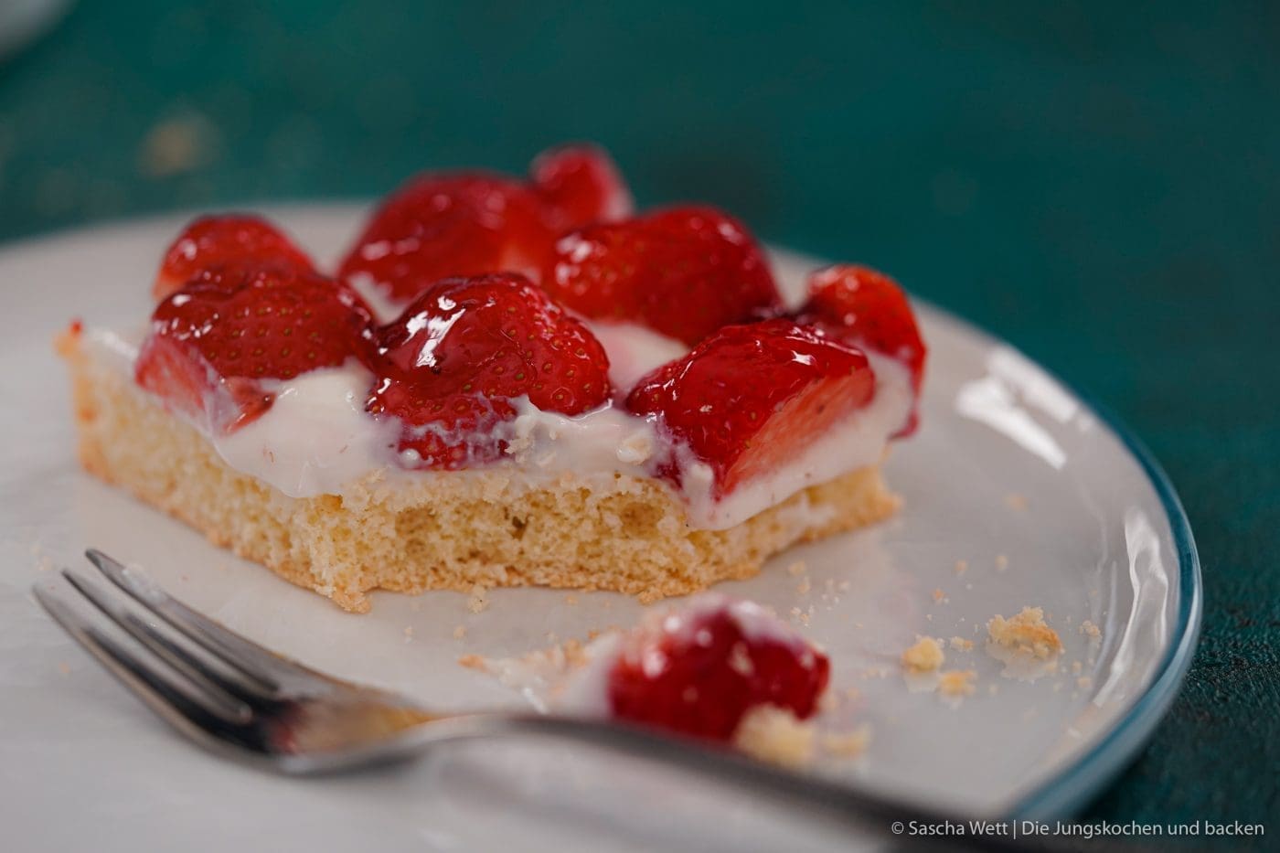 Erdbeer Blechkuchen 7 | Es gibt 2 Früchte, die zur selben Zeit Saison haben, die wir beide super gerne verarbeiten und essen und die auch noch perfekt zusammen passen. Heute ist es zwar nicht der Rhabarber, den wir auf dem Schirm haben, sondern die Erdbeere. Findet ihr nicht auch, dass diese Zeit des Jahres einfach die allerbeste ist, weil ein Erdbeerkuchen oder auch ein Rhabarberkuchen sowas von erfrischend ist, dass man fast jede andere Frucht einfach stehen lassen könnte?! Und dabei gibt es auch noch Millionen Möglichkeiten, die leckeren Früchte zu verarbeiten - da sind der Fantasie keine Grenzen gesetzt.