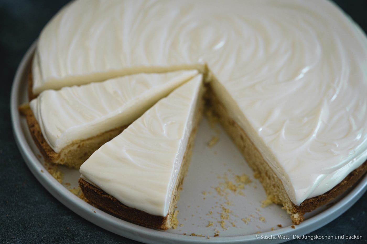 Half-Baked Cheesecake 5 Half Baked Cheesecake HoldenblÅtensirup sommer 5 | Der Sommer startet gerade richtig durch! Wir lieben den Sommer und ja, auch an solchen Tagen mit 36 °C, aber davon reicht auch einer. Schwitzen hin oder her, der Genuss sollte aber nie zu kurz kommen. Wir laden im Sommer so gerne Freunde ein und verbringen eine schöne Zeit auf der Dachterasse. So auch letztes Wochenende und dieser frische und sommerliche Half-Baked Cheesecake war das perfekte Dessert.