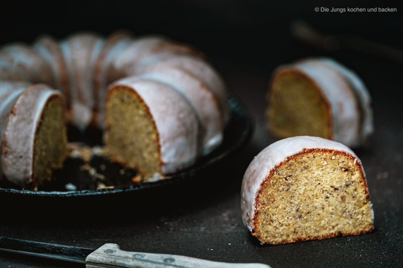 Kartoffel Nusskuchen 2 2 | Das Rezept, das wir euch heute vorstellen werden, verdankt ihr auf jeden Fall nicht uns. Nicht der Oma Lore und auch nicht einer befreundeten BloggerIN, deren tolles Rezept wir unbedingt einmal nach machen wollten. Dieses Rezept für einen Nuss-Kartoffelkuchen verdankt ihr ausschließlich einer ganz treuen Leserin, die schon lange unsere Rezepte verfolgt und sie fleissig kommentiert und auch ausprobiert. Vielen Dank für das tolle Rezept, liebe Irmtraud!