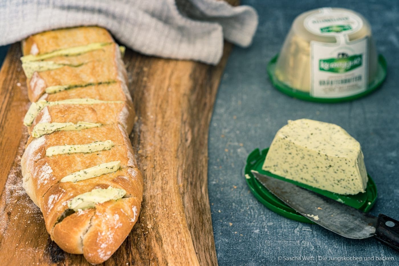 Kräuterbutter-Baguette 9 KrÑuterbutter Baguette kerrygolf neue rzeptur 2 | Wir sind momentan voll im Grillfieber! Gestern hatten wir wieder Freunde zu Besuch und haben die Dachterasse in vollen Zügen genossen. Dabei kamen auch wieder tolle Köstlichkeiten auf den Tisch. Unter anderem einen Klassiker aus den Neunzigern. Denn als ich noch bei meinen Eltern wohnte und wir dort gegrillt haben, ging es nicht ohne ein Kräuterbutter-Baguette. Weil wir beide ja auch gerne mal Nostalgisch sind, musste das einfach mal wieder auf den Tisch - aber auf unsere Art!