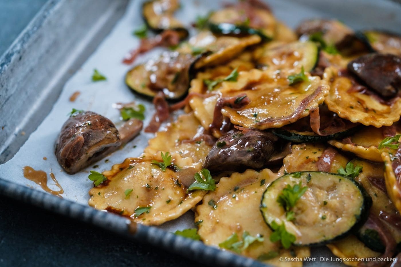 Tortelli Salat Steinhaus grillen 6 | Gestern wurde bei uns so richtig schön gegrillt! Wir haben einen großen Tisch auf dem Balkon an dem 12 Personen passen und gemeinsam eine wundervolle Zeit verbringen können. Die Grillsaison ist genau dafür einfach perfekt und ihr wisst ja, wie gerne wir unsere Liebsten um uns haben und dabei dem Genießen frönen. Bei einer Grillparty kommt bei uns immer eine Menge Fleisch und auch vegetarisches auf den Grill. Aber eine weiteres Highlight für uns, sind immer die Grillsalate. Heute stellen wir euch unseren neuesten Zuwachs vor - einen Tortelli Grillsalat mit Landschinken.