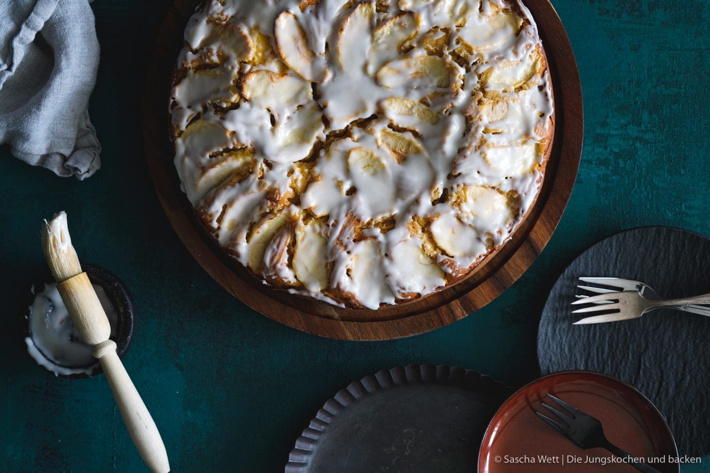 Calvados Apfelkuchen 1 | Wir haben uns gedacht, dass wir euch heute einmal wieder einen neuen Kuchen zeigen müssen. Für dieses Prachtstück haben wir sogar eine kleine Odyssee hinter uns, Aber jetzt kennen wir auch die kleinen versteckten Ecken Frankreichs. Für einen leckeren Apfelkuchen mit Calvados nimmt man sowas aber doch gerne auf sich. Oder was meint ihr?