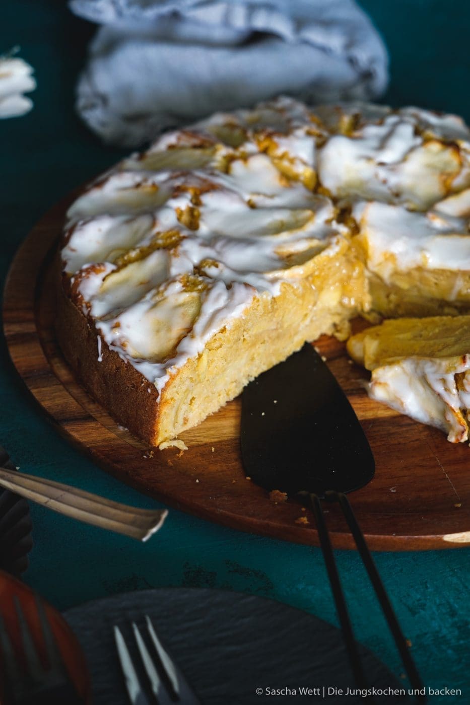 Calvados Apfelkuchen 3 | Wir haben uns gedacht, dass wir euch heute einmal wieder einen neuen Kuchen zeigen müssen. Für dieses Prachtstück haben wir sogar eine kleine Odyssee hinter uns, Aber jetzt kennen wir auch die kleinen versteckten Ecken Frankreichs. Für einen leckeren Apfelkuchen mit Calvados nimmt man sowas aber doch gerne auf sich. Oder was meint ihr?