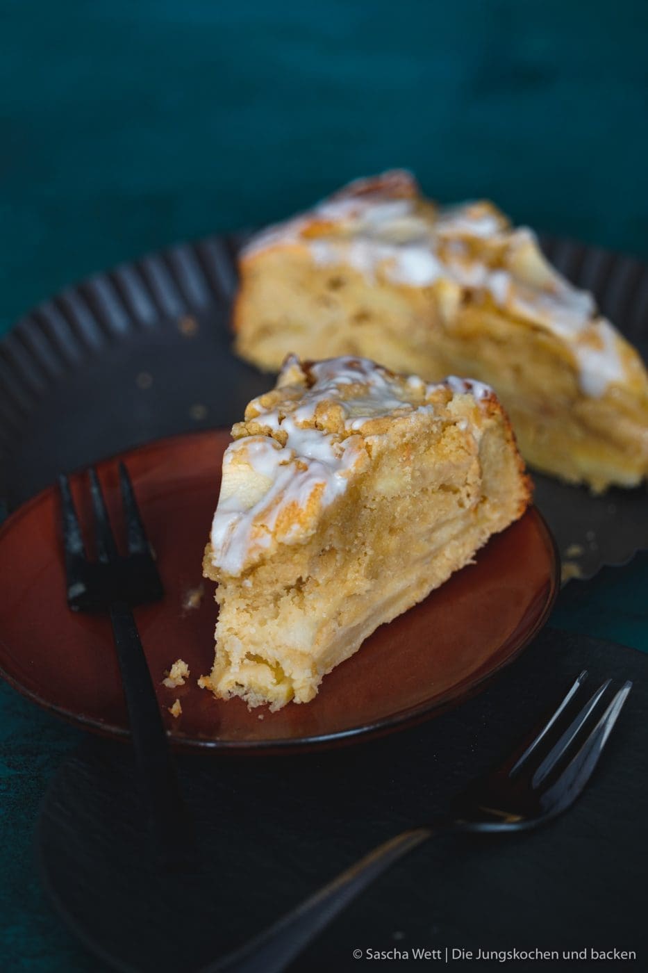 Calvados Apfelkuchen 6 | Wir haben uns gedacht, dass wir euch heute einmal wieder einen neuen Kuchen zeigen müssen. Für dieses Prachtstück haben wir sogar eine kleine Odyssee hinter uns, Aber jetzt kennen wir auch die kleinen versteckten Ecken Frankreichs. Für einen leckeren Apfelkuchen mit Calvados nimmt man sowas aber doch gerne auf sich. Oder was meint ihr?