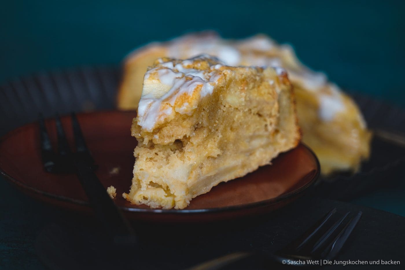 Calvados Apfelkuchen 9 | Wir haben uns gedacht, dass wir euch heute einmal wieder einen neuen Kuchen zeigen müssen. Für dieses Prachtstück haben wir sogar eine kleine Odyssee hinter uns, Aber jetzt kennen wir auch die kleinen versteckten Ecken Frankreichs. Für einen leckeren Apfelkuchen mit Calvados nimmt man sowas aber doch gerne auf sich. Oder was meint ihr?