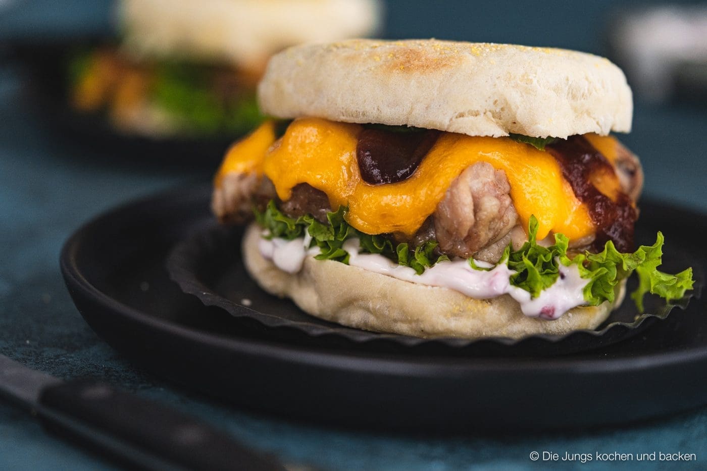 Chicken Cheddar Burger Kerrygold 12 | Wir wissen ja nicht, wie es bei euch so ist, aber wir beide kommen diesen Sommer aus dem Grillen einfach nicht heraus. Aber, wer will das auch schon. Dabei hatten wir in diesem Jahr schon so einige unterschiedliche Zutaten auf dem Grill. Dabei kommt auch immer mal wieder ein leckeres Burger Patty aufs Rost. Heute haben wir aber mal einen etwas anderen Burger für euch. Mit Hähnchen und Kerrygold Cheddar. Also ein Chicken Cheddar Burger.