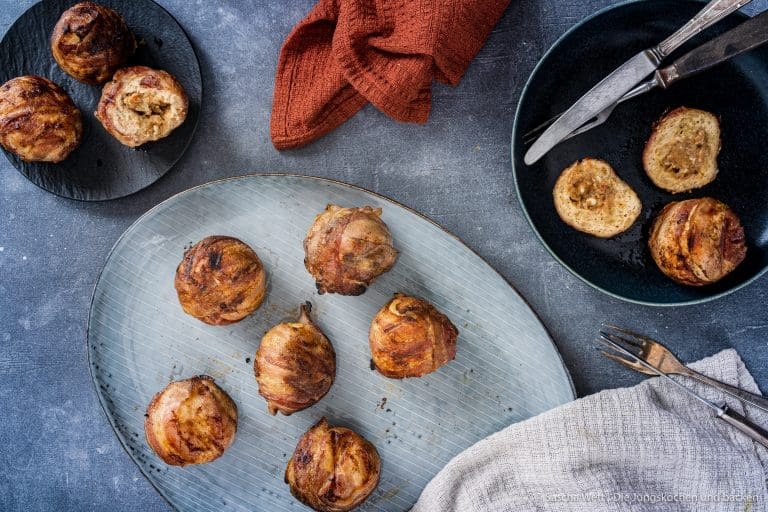 Chicken Peanut Balls ültje pur 17 | Torsten LIEBT Kohlrouladen, am liebsten mit Wirsing! Also ist das heutige Rezept lange überfällig - es gibt eine unverschämt leckere Wirsingroulade. Allerdings sind wir ja im "Low-Carb-Januar". Die Zeit im Jahr, in der jeder so penibel auf weniger Kalorien achtet, dass man das Gefühl hat, alle ernähren sich aktuell nur noch von Salat. Aber wie so oft, macht so eine bewusste Ernährung auch erfindungsreichas Rezept ist entstanden, da Torsten einfach nicht auf Kohlrouladen verzichten wollte.