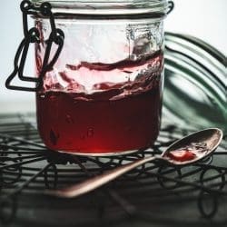 Kirschgelee im offenen Glas
