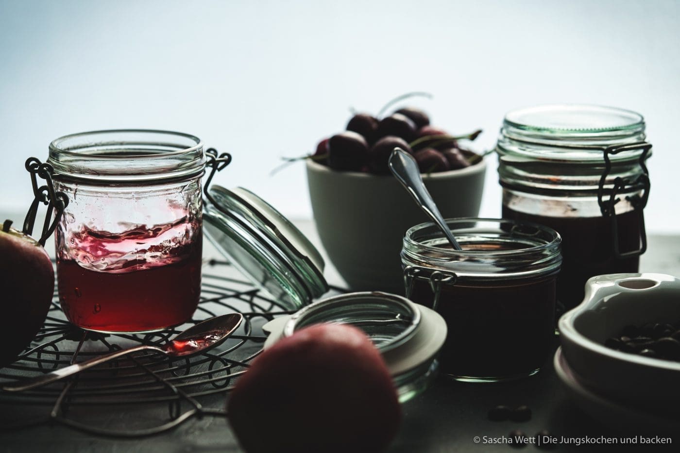 Kirschgelee selber machen | in 2 Varianten mit Apfel & Espresso 6 Kirschgelee kaffee apfel 9 | Kirschgelee selber machen – mit zwei unwiderstehlichen Varianten: fruchtig-mild mit Apfelsaft oder überraschend tiefgründig mit einem Schuss Espresso. Wir zeigen Schritt für Schritt, wie ihr Kirschen entsaftet, die Gelierprobe richtig macht und das Gelee sicher abfüllt – mit Gelierzucker 2:1, auch für Einkoch-Neulinge absolut machbar.