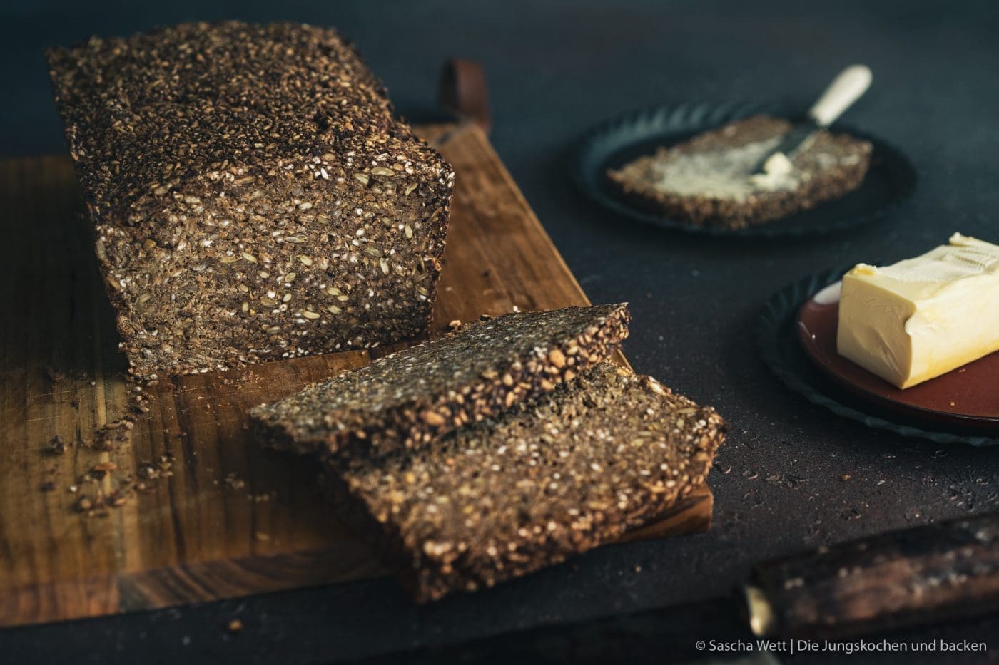 Schwarzbrot 5 Schwarzbrot 2 | Deutschland und Brot ist schon eine ganz besondere Beziehung, oder?? Für unseren Geschmack haben wir einfach mit das Beste an Brot zu bieten. Klar kann auch Frankreich, Italien & Co. mit tollen Spezialitäten punkten, aber gerade im Bereich Vollkorn wird es da oft dünn. Auf unserer letzten Reise, die uns nach Dänemark geführt hat, waren wir mehr als überrascht, ein unfassbar gutes Schwarzbrot zu bekommen. Das war so lecker, dass Torsten sofort wieder den Beschluss gefasst hat - das wird zu Hause ausprobiert, denn ein Schwarzbrot will er schon seit Ewigkeiten machen!