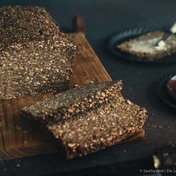 Schwarzbrot 2 | Heute haben wir wieder ein Rezept für euch, das wir mit Erdnüssen zubereitet haben. Und zwar ein selbstgebackenes Brot. Allerdings ist das ein Rezept, das wir schon im Mai, als wir auf unserer Reise mit dem Wohnmobil durch die Bretagne unterwegs waren, zum ersten Mal gebacken haben. Denn auch unterwegs backen wir unser Brot am Liebsten selber! Herausgekommen ist ein richtig tolles Frühstücksbrot und wir wussten, dass wir das unbedingt nochmal in unserem heimischen Offen neu backen müssen, damit ihr das leckere Brot auch nach unserem Rezept selber backen könnt.