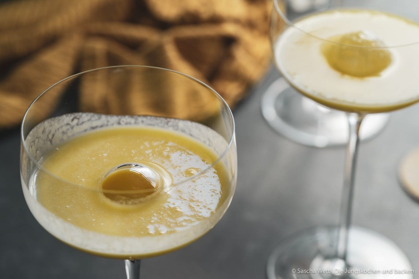 Solero Shot 9 Solero Shot kenwood cookingchef drink 14 | Das heutige Rezept ist auf mehrere Arten etwas Besonderes und liegt uns riesig am Herzen! Dieses Rezept haben wir vor etwas mehr als 2 Jahren einfach total spontan zusammengebastelt. Seitdem ist unser Solero Shot, eines unserer beliebtesten Rezepte bei euch und das bis heute. Außerdem war es eine absolute Premiere und auch der Grund warum wir euch dieses Rezept heute erneut vorstellen. Es war unser erstes Rezept für die Kenwood Cooking Chef Gourmet! Ihr wisst ja, wie sehr wir diese Küchenmaschine lieben und freuen uns, gemeinsam mit Kenwood, euch dieses Rezept frisch und mit etwas überarbeiteter Rezeptur zu präsentieren.