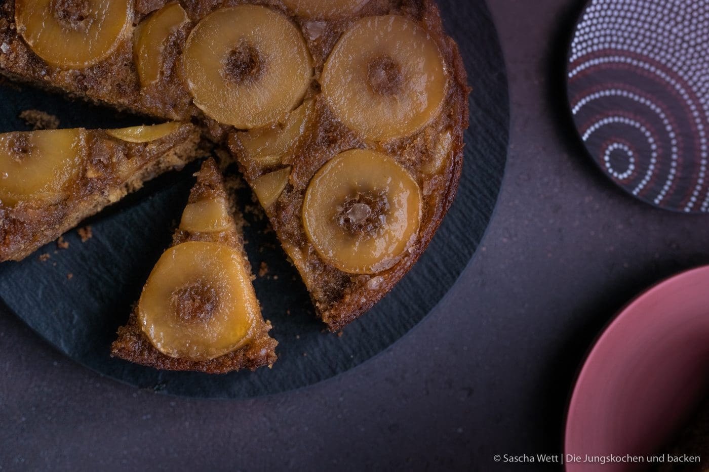 Apfelkuchen 11 | Kennt ihr das auch? Manchmal hat man einfach Lust auf Kuchen! Punkt. Da heißt es bei mir: ‚Selbst ist der Mann!‘ und ab in die Küche. Eine absolut sichere Bank ist immer ein Apfelkuchen. Es gibt kaum ein Obst, das man in so vielen Varianten verbacken kann, und das Ergebnis ist einfach immer gut. Außerdem hat uns Andrea von Zimtkeks & Apfeltarte mit ihrem neuen Buch total angefixt. Also habe ich einen Apfelkuchen gebacken und ihn auf den Kopf gestellt – und dabei ist dieser köstliche Karamell-Apfelkuchen im Upside-Down-Cake-Stil entstanden!“