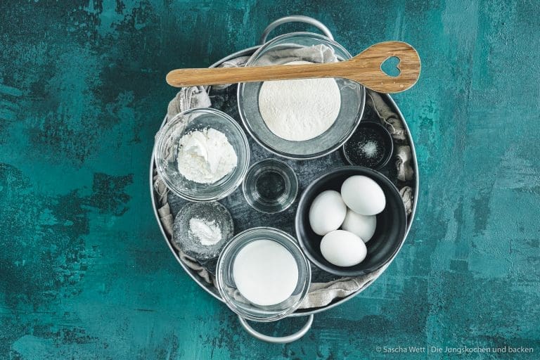 Biskuitteig Grundrezept 1 | Manche Rezepte braucht man immer wieder: die perfekte Sauce, ein verlässlicher Teig, ein cremiger Pudding. Wer die Basics beherrscht, kommt in der Küche überall hin.