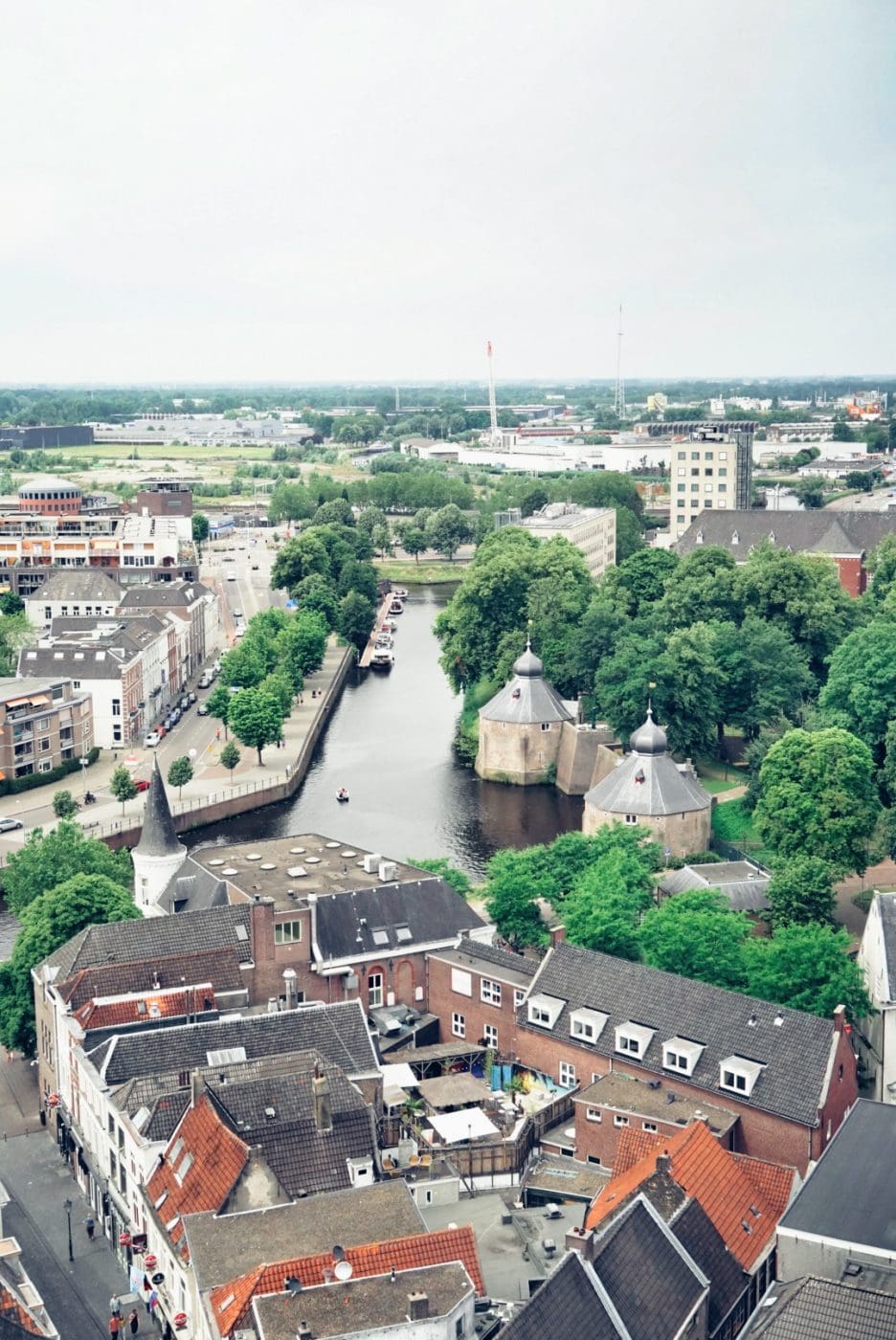 LRG DJU0494 | Wenn ihr wie wir im Westen der Republik wohnt, dann werdet ihr das kennen. Der schnellste Weg ans Meer ist der, zur niederländischen Küste! Genau da waren wir auch schon oft mit Freunden, aber das Landesinnere haben wir auch meist weniger beachtet. Dabei gibt es eine super spannende Region und das mal gerade 2 Stunden mit dem Auto entfernt - Brabant. Diese Region in den Niederlanden gilt als das Foodie-Paradies schlechthin und wir haben uns mehr als gefreut, genau diese Aussage einmal auf die Probe zu stellen. Also gibt es heute den ultimativen Foodguide für euch!