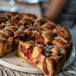 Schneller Pflaumenkuchen ohne Hefe. Saftig mit Schmand 9 Schneller Pflaumenkuchen beim Anschneiden auf dem Tisch