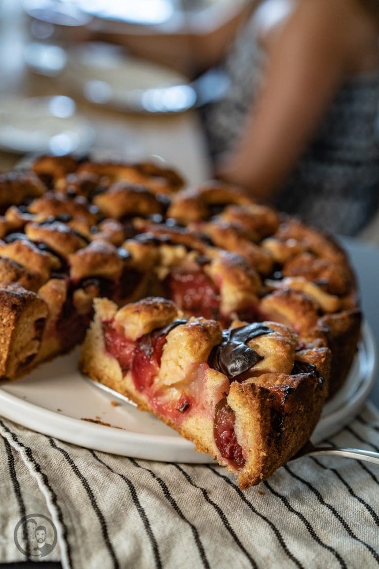 Schneller Pflaumenkuchen ohne Hefe. Saftig mit Schmand
