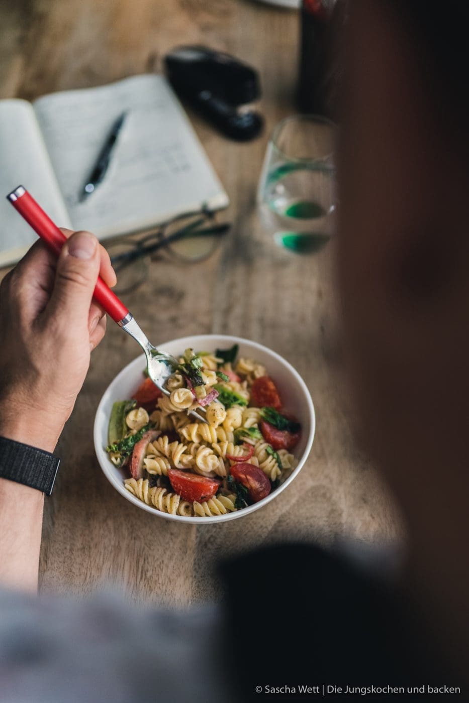 ToGo VB Tomaten Nudelsalat 11 | Heute haben wir ein extrem multifunktionales Rezept für euch, denn unser Nudelsalat mit Tomaten, Pfirsich und gebratenem Romana passt perfekt in einen Schönen Grillabend mit Freunden, ist aber auch das perfekte Essen fürs Büro. Super frisch und definitiv nicht zu schwer, lässt es sich auch nach dem Mittagessen noch wunderbar arbeiten und man verfällt nicht in dieses anstrengende "Fresskoma", dass man in Kantinen oft hat.