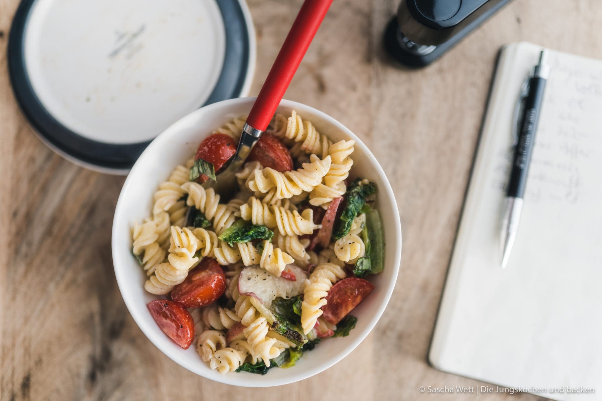 Tomaten-Nudelsalat mit Pfirsich und gebratenem Romana