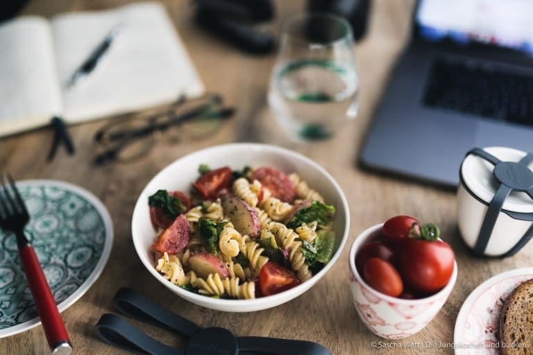 Nudelsalat mit Tomaten, Pfirsich und gebratenem Romana
