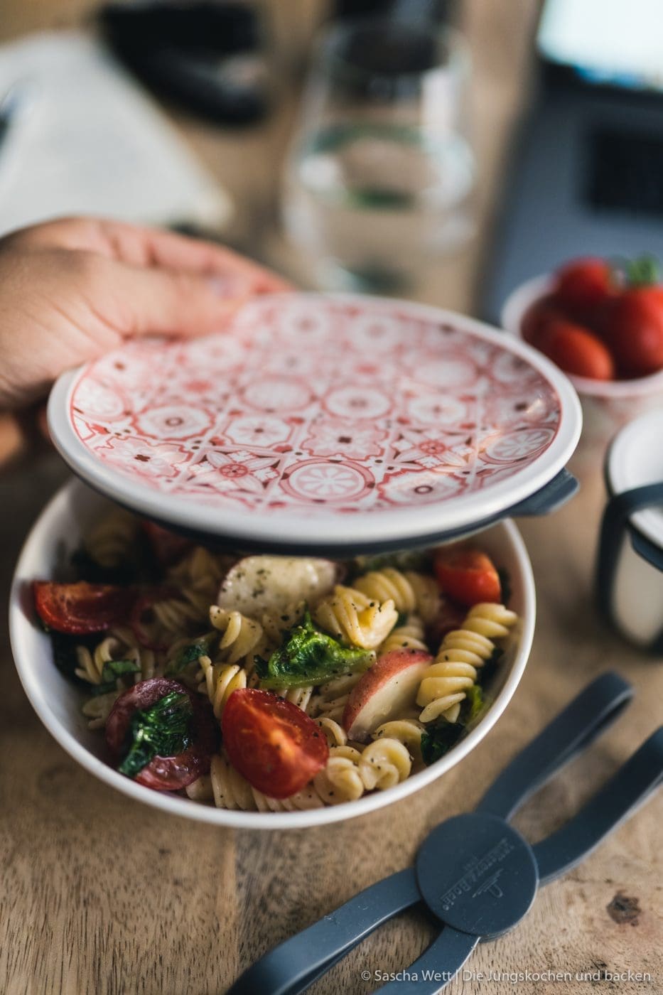 ToGo VB Tomaten Nudelsalat 9 | Heute haben wir ein extrem multifunktionales Rezept für euch, denn unser Nudelsalat mit Tomaten, Pfirsich und gebratenem Romana passt perfekt in einen Schönen Grillabend mit Freunden, ist aber auch das perfekte Essen fürs Büro. Super frisch und definitiv nicht zu schwer, lässt es sich auch nach dem Mittagessen noch wunderbar arbeiten und man verfällt nicht in dieses anstrengende "Fresskoma", dass man in Kantinen oft hat.