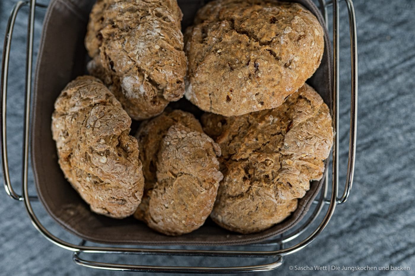 schnelle grillbrote ohne Hefe 7 | Heute haben wir mal wieder ein "Quick & Dirty"-Rezept für euch. Das heißt: schnell gemacht, wenige Zutaten und auch für Anfänger keine Herausforderung. Denn wenn es euch wie uns geht, dann wird der Grill sehr oft mal spontan angeworfen. Vor allem auch, wenn sich Freunde kurzfristig ankündigen und ein leckeres Brot mit leckeren Dipps und oder Kräuterbutter sind bei uns Pflicht. Also was macht man dann so last Minute? Ab sofort backt ihr einfach unsere schnellen Grillbrötchen ohne Hefe!
